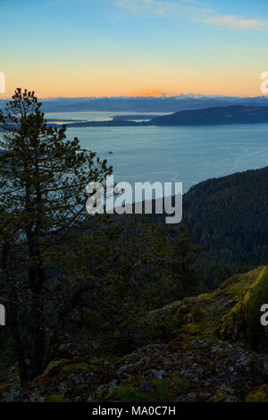 Luftbild von der San Juan Inseln mit Mount Baker am Horizont, Washington, USA Stockfoto