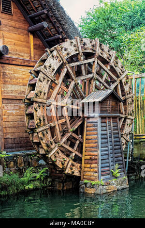 Alte Wasserrad In den Nan Lian Garden, Chi Lin Nunnery, Hongkong, China Stockfoto