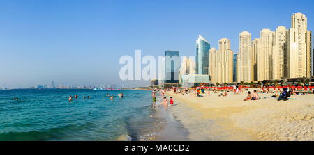 Dubai, Vereinigte Arabische Emirate - 8. März 2018: JBR, Jumeirah Beach Resort Panorama mit viele Schwimmer und Besucher an einem sonnigen Tag in Dubai, United Stockfoto