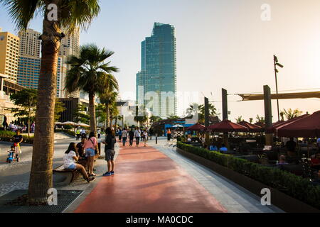 Dubai, Vereinigte Arabische Emirate - 8. März 2018: JBR, Jumeirah Beach Resort Promenade, eine neue touristische Attraktion und Wohngebiet in Dubai, Vereinigte Arabische Stockfoto