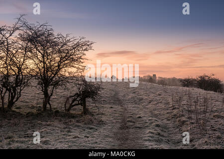 Ein öffentlicher Weg durch die Felder in der Nähe von Lennoxtown bei Sonnenaufgang an einem klaren frostigen Morgen, da der Turm nur Stockfoto