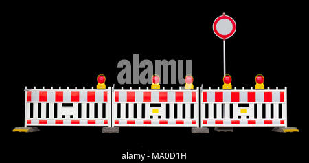 Barriere, einschliesslich der "alle Fahrzeuge verboten" Schild in Schwarz isoliert zurück Stockfoto