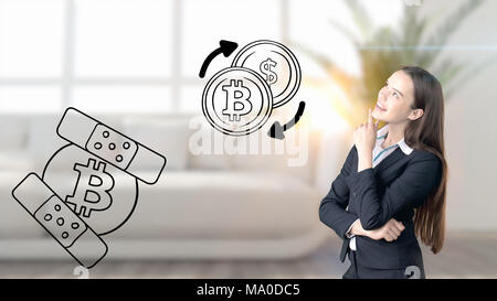 Überrascht lächelnden jungen Frau in Anzug und mit einem cryptocurrency Skizze auf ein Design flach an der Wand. Konzept der Bitcoin Risiko. Stockfoto