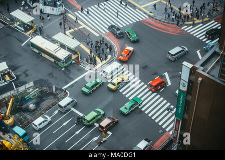 TOKYO, Japan - 20. OKTOBER 2017: geschäftigen Straßen von Shibuya in Tokio bei Nacht, Japan. Shibuya ist einer der Einkaufs- und Finanzviertel Stockfoto