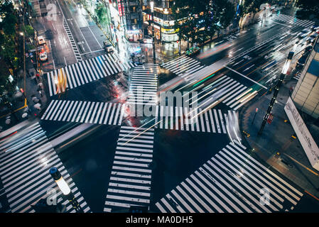 TOKYO, Ginza, JP. Oktober 22th, 2017. Die Ginza Kreuz. Es ist eine beliebte noblen Einkaufsviertel von Tokio, mit zahlreichen international renommierten - Abteilung Stockfoto