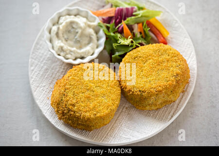 Geräucherte Maräne fishcakes mit Tartar Sauce und Salat Stockfoto