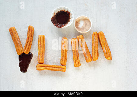 Yum Churros mit Zimt, Zucker und Schokolade Stockfoto