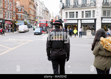 Rückansicht weibliche Polizistin der Londoner Polizei in Uniform auf der Straße im Zentrum von London England Großbritannien Großbritannien KATHY DEWITT Stockfoto