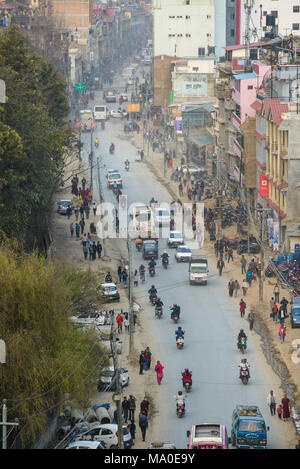 KATHMANDU, Nepal - ca. März 2018: Verkehr und Fußgänger auf boudhanath Straße, wie von einem Aussichtspunkt aus gesehen. Stockfoto
