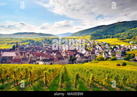 Einen erhöhten Blick auf die Wein erzeugenden Stadt, Riquewihr im Elsass in Frankreich. Stockfoto