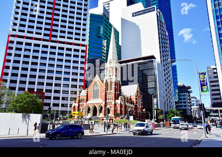 Kirche umgeben von hohen Gebäuden IN BRISBANE AUSTRALIEN Stockfoto