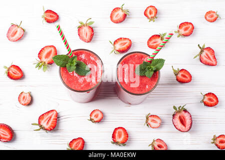 Strawberry Smoothie in Glas auf weißem Hintergrund. Sommer Cocktail trinken. Gesunde Ernährung Diät und Frühstück Konzept. Ansicht von oben Stockfoto