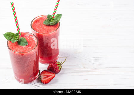 Strawberry Smoothie oder Milchshake in Glas auf weißem Hintergrund. Gesunde Lebensmittel für Frühstück und Snacks. Diät und detox Konzept. Ansicht von oben Stockfoto