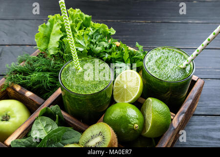 Gesunden grünen Smoothie mit Zutaten Obst und Gemüse Stockfoto