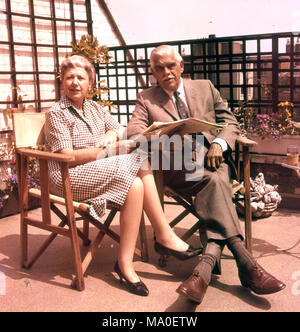 BORIS KARLOFF englischer Schauspieler (1887-1969) mit seiner fünften Frau Evelyn an ihre Londoner home Über 1965 Stockfoto