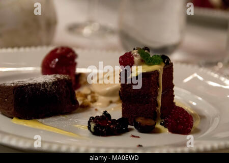 Schokolade Kuchen Wüste mit Himbeeren und Eis Stockfoto