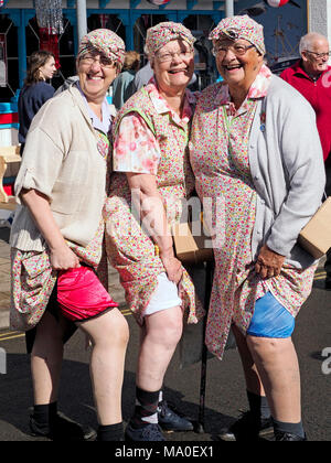 Ein Karneval Atmosphäre in den 40er Wochenende in Sheringham, Sept. 2017, Teil einer Veranstaltung, die von der Nördlichen Norfolk Bahn organisiert. Frau Mops zeigen. Stockfoto