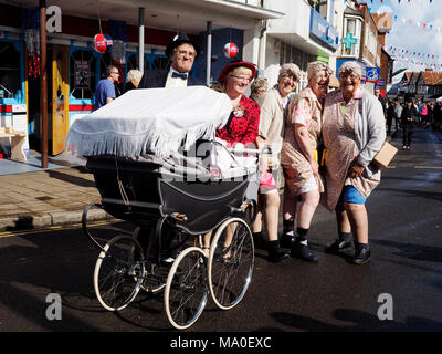 Ein Karneval Atmosphäre in den 40er Wochenende in Sheringham, Sept. 2017, Teil einer Veranstaltung, die von der Nördlichen Norfolk Bahn organisiert. Frau Mops zeigen. Stockfoto