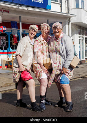 Ein Karneval Atmosphäre in den 40er Wochenende in Sheringham, Sept. 2017, Teil einer Veranstaltung, die von der Nördlichen Norfolk Bahn organisiert. Frau Mops zeigen. Stockfoto