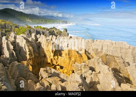 Erodiert Kalksteinformationen, bekannt als Pancake Rocks in Punakaiki, an der Westküste der Südinsel Neuseelands. Stockfoto