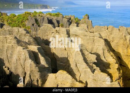 Erodiert Kalksteinformationen, bekannt als Pancake Rocks in Punakaiki, an der Westküste der Südinsel Neuseelands. Stockfoto