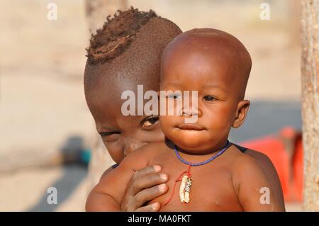 Zwei junge Himba Jungen in der Nähe von Kaokoland, Kunene, Namibia. Stockfoto