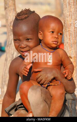 Zwei junge Himba Jungen in der Nähe von Kaokoland, Kunene, Namibia. Stockfoto