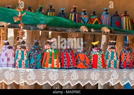 Herero Puppen Souvenirs zum Verkauf auf einen Stall in Windhoek Namibia Süd West Afrika. Stockfoto