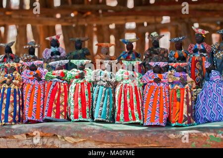 Herero Puppen Souvenirs zum Verkauf auf einen Stall in Windhoek Namibia Süd West Afrika. Stockfoto