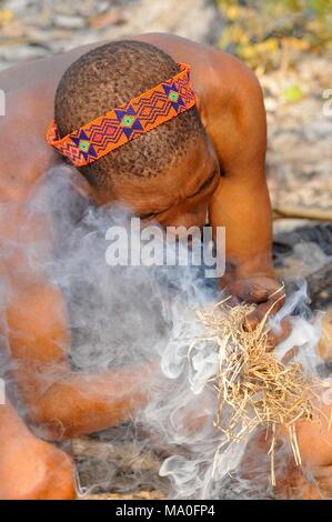 San Buschmänner zeigen, wie Sie ein Feuer in der Kalahari-wüste in Botswana Ghanzi, Licht. Stockfoto