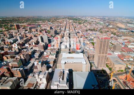 Blick auf Johannesburg von der Aussichtsplattform an der Spitze des Carlton Centre, das höchste Gebäude in Afrika. Stockfoto