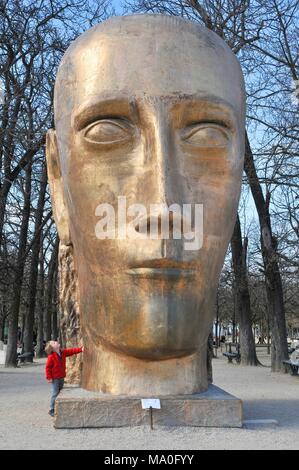 Riesigen goldenen Kopf, Le Prophete von Louis Derbre im Jardin du Luxembourg in Paris, Frankreich. Stockfoto