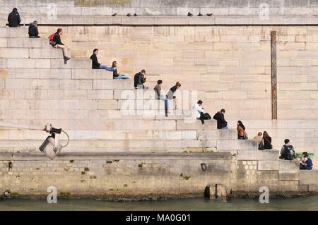 Menschen entspannend auf Schritte durch den Fluss Seine in Paris, Frankreich. Stockfoto