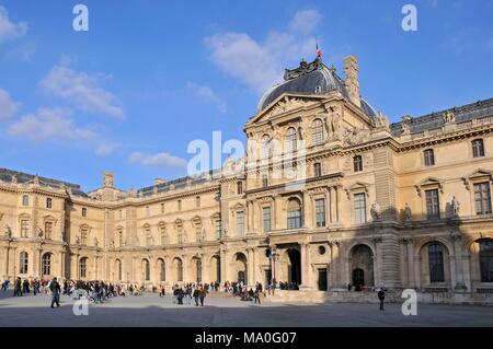 Louvre Museum die weltweit größte Art Museum und ein historisches Denkmal in Paris, Frankreich. Stockfoto