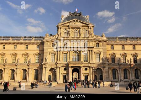 Blick auf den Pavillon Sully Louvre Museum ist einer der am meisten besuchten Museen weltweit, Frankreich. Stockfoto