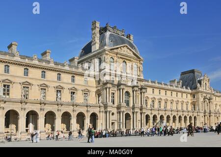 Besucher außerhalb des Louvre Kunstgalerie und Museum Paris, Frankreich. Stockfoto