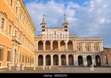 Die nördliche Fassade der Basilika St. Johannes der Täufer am Lateran Hill (Basilica di San Giovanni in Laterano), Rom Italien. Stockfoto