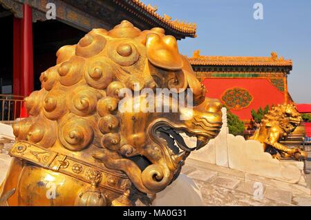 Wächterlöwen vor den drei großen Hallen Palace. Die Verbotene Stadt, Beijing. China. Stockfoto