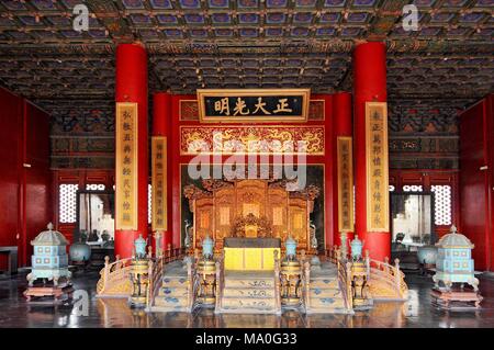 Der chinesische Kaiser Thron in die Verbotene Stadt, Beijing China. Stockfoto