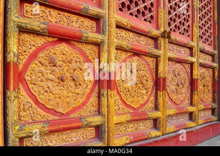 Dekorative Tür Carving mit Drachen Motiv in Relief an der Halle der Höchsten Harmonie (Taihedian) Verbotene Stadt, Beijing China. Stockfoto