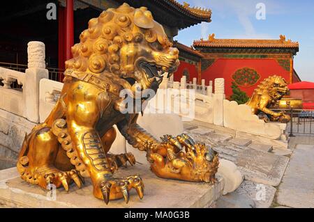 Wächterlöwen vor den drei großen Hallen Palace. Verbotene Stadt. Peking. China. Stockfoto