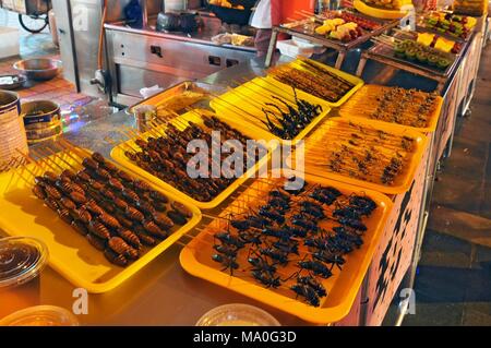 Essen im donghuamen Night Market in der Nähe Wangfujing Street in Peking, China. Stockfoto