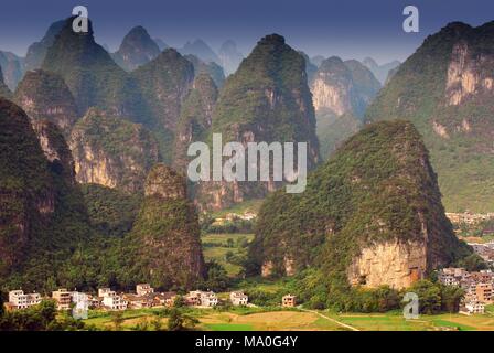 Blick auf Yangshuo vom Moon Hill, Guangxi China. Stockfoto