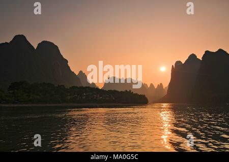 Einen malerischen Sonnenuntergang über Karstgebirge Formationen in Guilin, China, einer der beliebtesten touristischen Reiseziele. Stockfoto