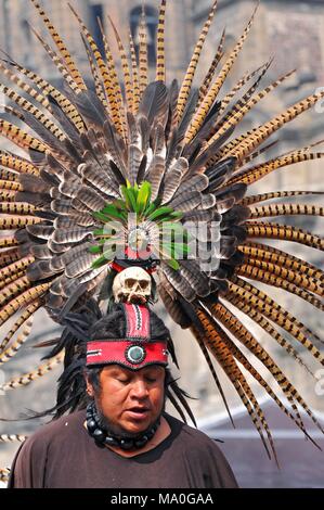 Eine aztekische Tänzer während einer Zeremonie auf dem Zocalo in Mexiko-Stadt. Stockfoto