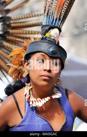 Mexikanische Tänzer gekleidet in einer aztekischen Kostüm auf der Metropolitan Kathedrale Zócalo, Mexiko Stadt. Stockfoto