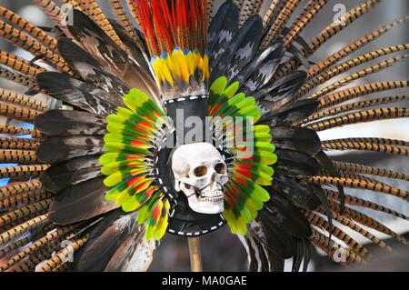 Federn von der Kopfschmuck von einer aztekischen Tänzerin an der Plaza de la Constitución in Mexiko Stadt. Stockfoto