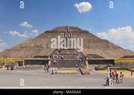 Vorderansicht der Sonnenpyramide von Teotihuacan, Mexiko. Stockfoto