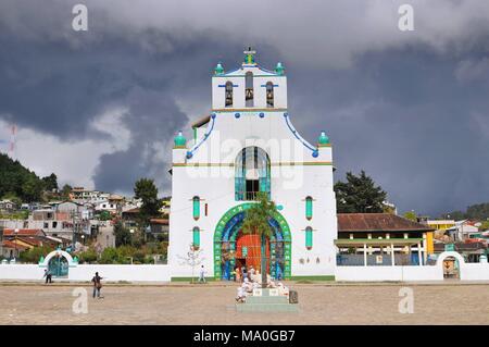 Templo de San Juan Bautista in Chamula, eine indigene Stadt mit einzigartigen autonomen Status in Mexiko & keine außerhalb der Polizei, in der Nähe von San Cristobal de La Stockfoto