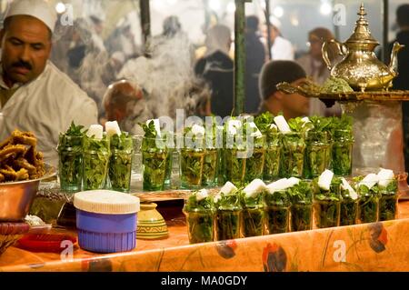 Die traditionellen Pfefferminztee in einem Restaurant in Marrakesch, Marokko. Stockfoto